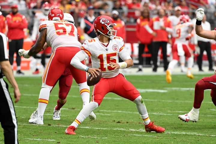 patrick mahomes está muy feliz de que su rival Tom Brady no se haya retirado